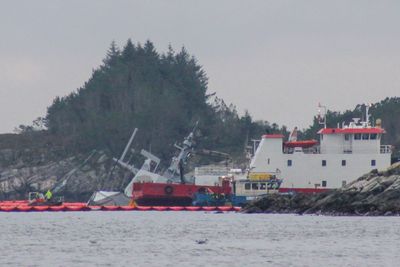 Den havarerte fregatten KNM Helge Ingstad er søndag i stor bevegelse og det pågår fortsatt sikringsarbeid på stedet der den ligger, ifølge Forsvaret. 
Foto: Jørgen Eide / NTB scanpix