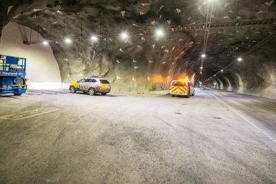 Arbeidene i Høyangertunnelen har ikke gått på skinner. Nå har Statens vegvesen sagt opp kontrakten med VVB Nordic, som er godt over et år forsinket med jobben. 