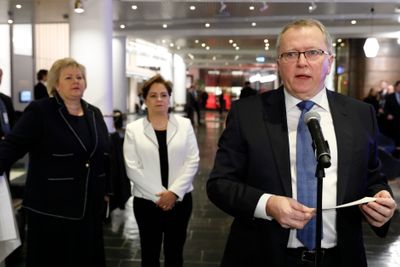 Konsernsjef Eldar Sætre i Equinor, statsminister Erna Solberg og klimasjef Patricia Espinosa i FN på Equinors høstkonferanse på Det Norske Teatret i Oslo tirsdag. Equinor har i dag annonsert at de er klar til å investere i regnskog som et supplement til tiltak for en redusere egne utslipp.