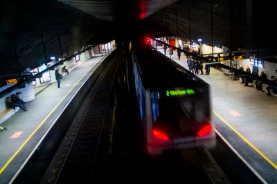 T-banen kjører inn på Nationaltheatret stasjon. Nå skal Oslos T-banenett få en ny tunnel.