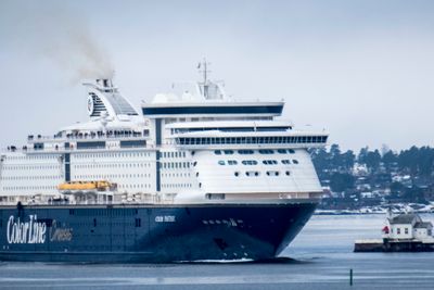 Her passerer Kiel-fergen Color Fantasy Dyna fyr på vei inn Oslofjorden.