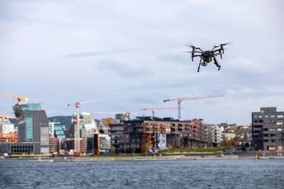 Oslo 28 of october 2018
The first official drone delivery in Norway was done on October 28. Downtown Oslo, side by side by a manned helicopter a Matrice 210 from DJI flow more than 8 km in less than 13 minutes of flight time to Telenor Expo at Fornebu. The cargo was a USB stick. At the same time Oslo Airport had 67 movements in the same airspace. Pilots from Airlift conducted the flight. Stian Berger (drone) and Tom Østrem (helicopter). The operation was a joint operation between UAS Norway, Avinor Flysikring and Airlift. For additional information about the operation pls contact Anders Martinsen, managing director of UAS Norway tlf + 47 93 63 8000 (anders.martinsen@uasnorway.no