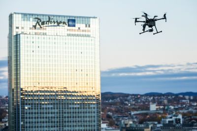 Et nytt UTM-system skal gjøre det mulig å koordinere droneoperasjoner i kontrollert luftrom. Her fra en spesiell dronetransport i Oslo sentrum. 