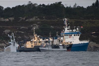 Arbeid med den havarerte fregatten Helge Ingstad fredag formiddag i Hjeltefjorden utenfor Bergen.