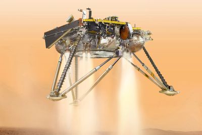 En illustrasjon fra 2016 viser Mars-sonden InSight i det den lander. Mandag er sonden framme etter en seks måneder lang ferd fra jorda.