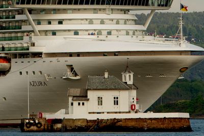 Cruiseskipet "Azura" passerer Dyna Fyr i Oslo mandag kveld.
Foto: Stian Lysberg Solum / NTB scanpix.