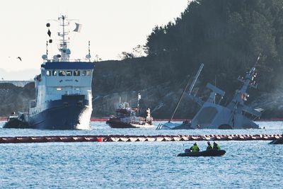 Arbeidet med å fjerne drivstoff fra havarerte Helge Ingstad fortsatte mandag. Foto: Marit Hommedal / NTB scanpix