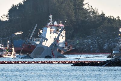 Sikringen av Helge Ingstad styrkes for å stå i mot uværet som er meldt, og den økte belastningen løftekjettingene vil påføre vraket.