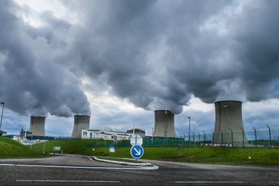 Frankrikes president sier at landet skal stenge 14 av 58 aktive atomreaktorer innen 2035. Illustrasjonsbilde av Cattenom kjernekraftverk produserer elektrisk kraft ved Thionville i Frankrike. Det ble bygget i perioden fra 1979 til 1986 Cattenom kjernekraftverk er et kjernekraftverk som produserer elektrisk kraft ved Thionville i Frankrike. Det ble bygget i perioden fra 1979 til 1986. Installert maksimal effekt er 5 448 MW, og årsproduksjonen i 2006 var på om lag 34,1 TWh elektrisk kraft. Anlegget er det sjette største i verden målt etter installert produksjonskapasitet. Kjernekraftverket har i alt fire reaktorer. Atomkraftverket ligger i Frankrike på grensen mot Luxenburgh og Tyskland.