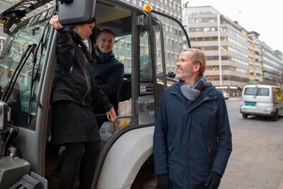 Prosjektleder Bjørn Kummeneje (til høyre) skal følge opp de ambisiøse miljømålene til byrådene Lan Marie Nguyen Berg (MDG) og Kjetil Lund (AP) for en av Oslo sentrums mest trafikkerte gater. 