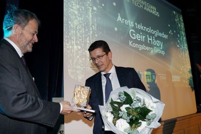 Geir Håøy var overrasket over å motta prisen Årets teknologileder fra TU-sjef Jan Moberg.
