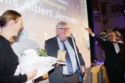 Nils Albert Jenssen tok ydmykt imot årets hederspris på Norwegian Tech Awards 2018.