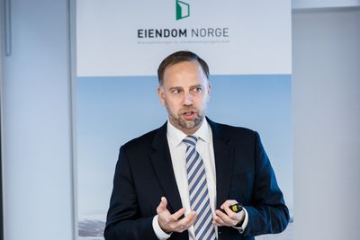 Christian Vammervold Dreyer i Eiendom Norge er mener det skyldes boliglånsforskriften at leietakeres boutgifter stiger tross lavere renter.