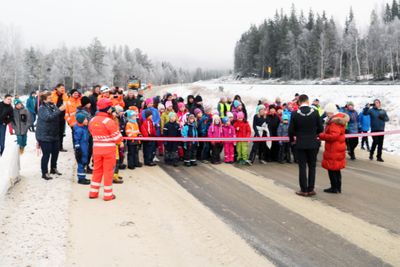 Folket var møtte fram da åpningen av den nye kryssingen av E6 over jernbanen ble markert på Namsskogan.