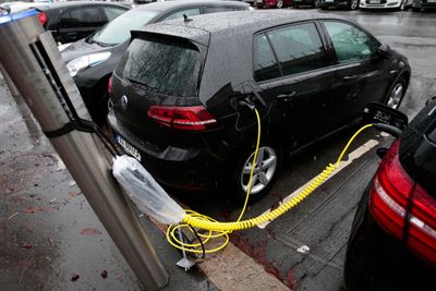 Frem til 2017 var elbilparkering gratis på kommunale plasser. Nå blir det i stedet minst 50 prosent rabatt. Her står elbiler og hybridbiler parkert og til lading ved Akershus festning i Oslo.