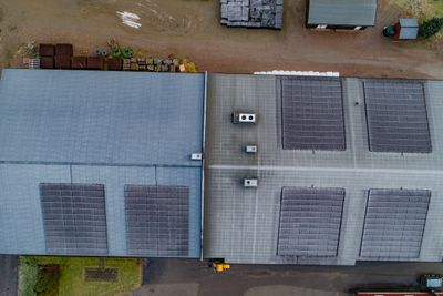 Stort overskudd: I juni og juli leverte disse solcellepanelene en opp i en overproduksjon på hele 400 kW på grunn av lite behov for ekstra varme. I fremtiden håper en å kunne lagre denne energien.