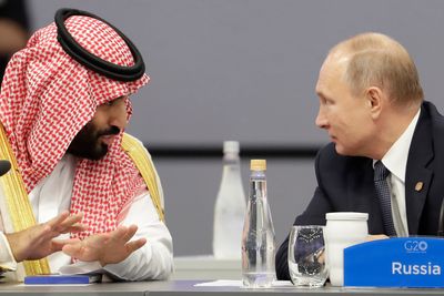 At Saudi Arabia og Russland er blitt enige om å forlenge avtalen om kutt i oljeproduksjonen, har bidratt til å løfte oljeprisen mer enn fem prosent.