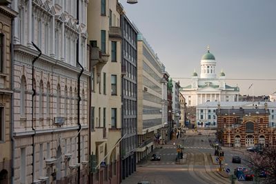 Helsingfors domkirke er domkirke for Helsingfors bispedømme og et av de største landemerkene i Helsingfors. Kirken ligger ved Senatstorget i Helsingfors sentrum, og er tegnet av arkitekt Carl Ludvig Engel. Kirken het først Nikolajkyrkan og deretter Storkyrkan, skriver Wikipedia.