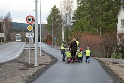 Barn fra Korsdalen barnehage prøver den nye gang/sykkelvegen i Nes kommune. Det er ingen tilfeldighet at de vender ryggen til fotografen. Barnehageansatte har fått beskjed fra høyeste hold om at barns ansikter ikke skal vises i media! 