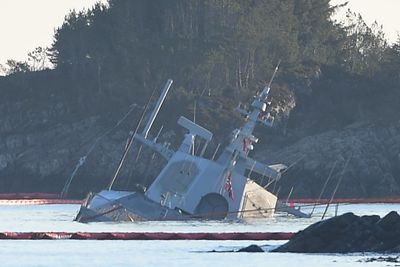 Vraket av KNM Helge Ingstad blir neppe hevet før jul, tror Forsvaret.