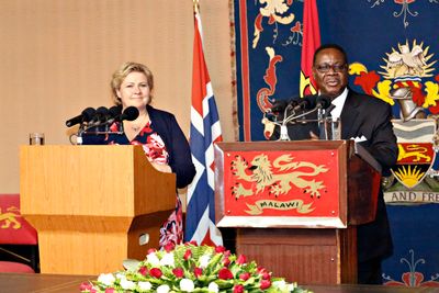 Statsminister Erna Solberg  og Malawis president Peter Mutharika, under Solbergs besøk i Malawi i 2014