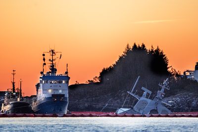 Havarerte KNM Helge Ingstad fotografert 24. november. Nå har de andre fregattene fått mottiltak om vannintrengingen man mener førte til at flere rom i skipet ble oversvømmet.