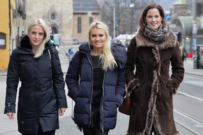 Kamilla Fredriksen, Isabelle Ringnes og Marie Louise Sunde i Hun spanderer.