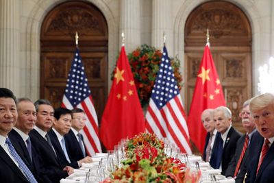 Samme dag som Kinas president Xi Jinping (lengst til venstre) og president Donald Trump (lengst til høyre) holdt middagsmøte i Buenos Aires, arresterte Canada Huaweis finansdirektør etter anmodning fra USA.