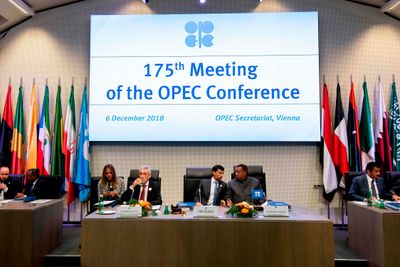 OPECs president og de Arabiske Emiraters energiminister, Suhail al-Mazrouei (nummer fire fra høyre) åpnet den 175. OPEC-konferansen i Wien i går.