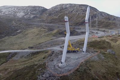 Den nye høyspentmasten ved parkeringsplassen på Kjerag.