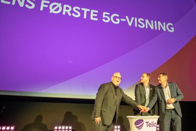 Kjør film: Ivar Halstvedt fra Odeon Kino AS, samferdselsminister Jon Georg Dale og Telia Norges Abraham Foss trykker på den store røde knappen og kjører igang Norges første 5G-kino.