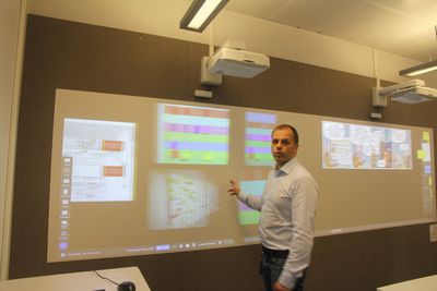 Faglærer Harald Selvær sveiper den horisontale tidslinjen på ICE-rommets touchskjerm. 