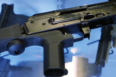 En bump stock kan festes til et halvautomatisk våpen, som på bildet. Det innebærer at det kan avfyre skudd med samme hastighet som et helautomatisk våpen.