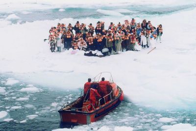 Passasjerene måtte forlate skipet da Maksim Gokiy traff isen med over 900 ombord i 1989. Alle ble reddet i det som kunne blitt en gedigen katastrofe.