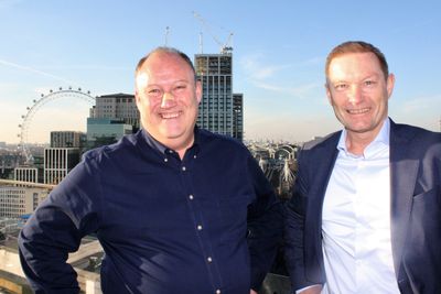 Jostein Svendsen og Per Elvebakk på toppen av kontorbygget ved Waterloo i London. – Selv om vi ikke har lansert, har vi begynt å få ganske mye fans, sier Svendsen.