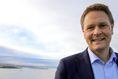 Direktør Harald Solberg viser frem utsikten fra tårnet i Rederiforbundets lokaler. Som seg hør og bør er det ikke langt til sjøen. 