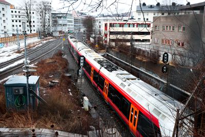 Et tog forlater Skøyen stasjon. Illustrasjonsbilde.