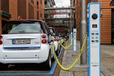 I fjor ble det solgt 25.000 elbiler i Tyskland, og 29.400 plug-in-hybrider. Bildet er fra Potsdamer platz i Berlin.