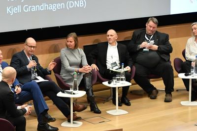 Sikkerhetsdebatten under Inside Telecom-konferansen 21. november hadde seks paneldeltakere (fra venstre): Kjell Grandhagen, Olav Lysne, Elisabeth Aarsæther, Tore Larsen Orderløkken, Roar Thon og Hanne Tangen Nilsen. Ordstyrer Varog Kervarec sitter med ryggen til.