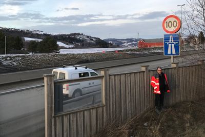 Prosjektleder Odd Jostein Haugen sammen med det historiske skiltet som viser at du kan kjøre i 100 kilometer i timen. 