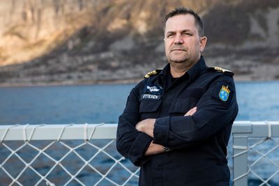 Skipssjef Preben Ottesen sier det var deilig å få beskjed om at alle om bord hadde klart seg, men at det var trist å se KNM Helge Ingstad ligge i fjæresteinene etter havariet i november.