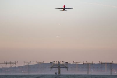 I mai ble innkommende flytrafikk ved Oslo Lufthavn Gardermoen stengt en kort stund fordi en drone ble observert i nærheten. I framtiden håper luftfartsmyndighetene å hindre slike problemer ved bruk av ny datateknologi.