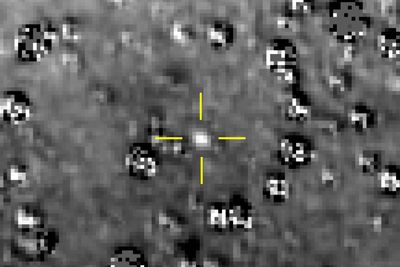 Et bilde fra NASA-sonden New Horizons viser Ultima Thule, markert i midten. Første nyttårsdag flyr New Horizons tett forbi det 30 kilometer store objektet i det såkalte Kuiperbeltet, et fjerntliggende område som strekker seg fra Neptuns bane og utover.