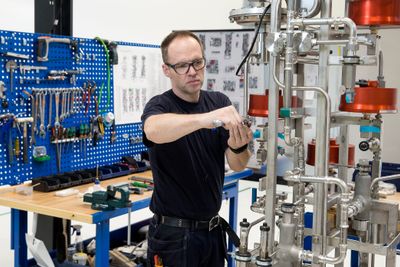 Nel Hydrogen produserer avanserte hydrogentankstasjoner i danske Herning. Her arbeides det med et «juletre» - et ventilpanel, som i stedet for ventiler og rør festet på en plate, settes opp i flere dimensjoner for å spare plass. Ventilpanelet sitter inne i hydrogenstasjonen, og styrer flyten av gass inn, i og ut av stasjonsenheten.