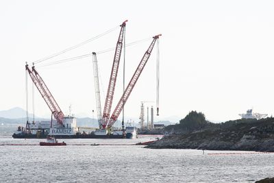 Kranbåten Rambiz jobber ved den havarerte KNM Helge Ingstad. Vraket sank ytterligere 30 centimeter i løpet av julen, og uvær har forsinket arbeidet med å forberede hevingen.