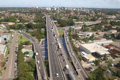 Dette bildet viser motorveien M4 ved Parramatta. Denne strekningen har blitt utvidet med flere felt i forbindelse med prosjektet. 