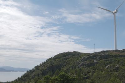 NTE har gjennom årene satset over 700 millioner kroner på vindkraftutbygging på Hundhammerfjellet i Nærøy. Mesteparten gikk tapt. Nå skal 14 nye vindturbiner bygges.