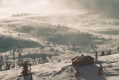 Vinden skyter fart i fjellet over Hallingdal. Hvor mange som trenger hjelp hvis uværet setter inn for fullt, varierer kraftig med årstiden.