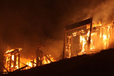Fire leiligheter i et hyttefelt på Voss ble totalskadd i en brann natt til første nyttårsdag. 20 personer ble sendt til sykehus for sjekk som følge av brannen.