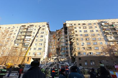En stor del av denne ti etasjer høye boligblokken i byen Magnitogorsk i Russland raste sammen etter en gasseksplosjon mandag morgen. 